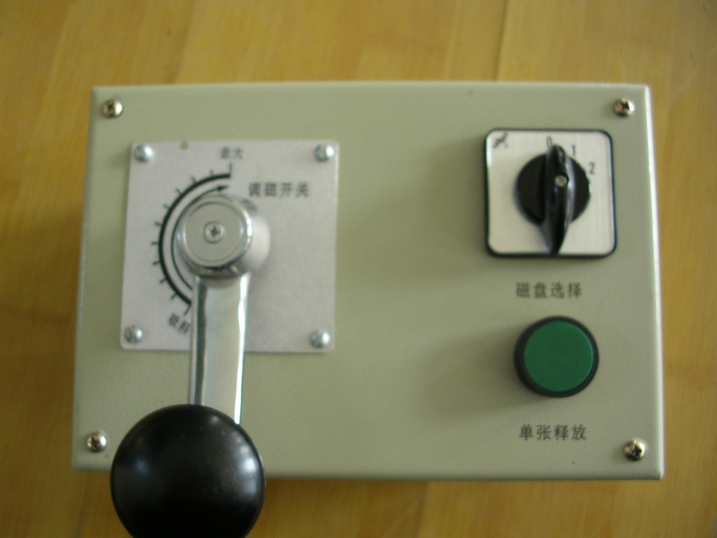 操作臺（調(diào)磁開關(guān)、分控開關(guān)和勵磁指示燈